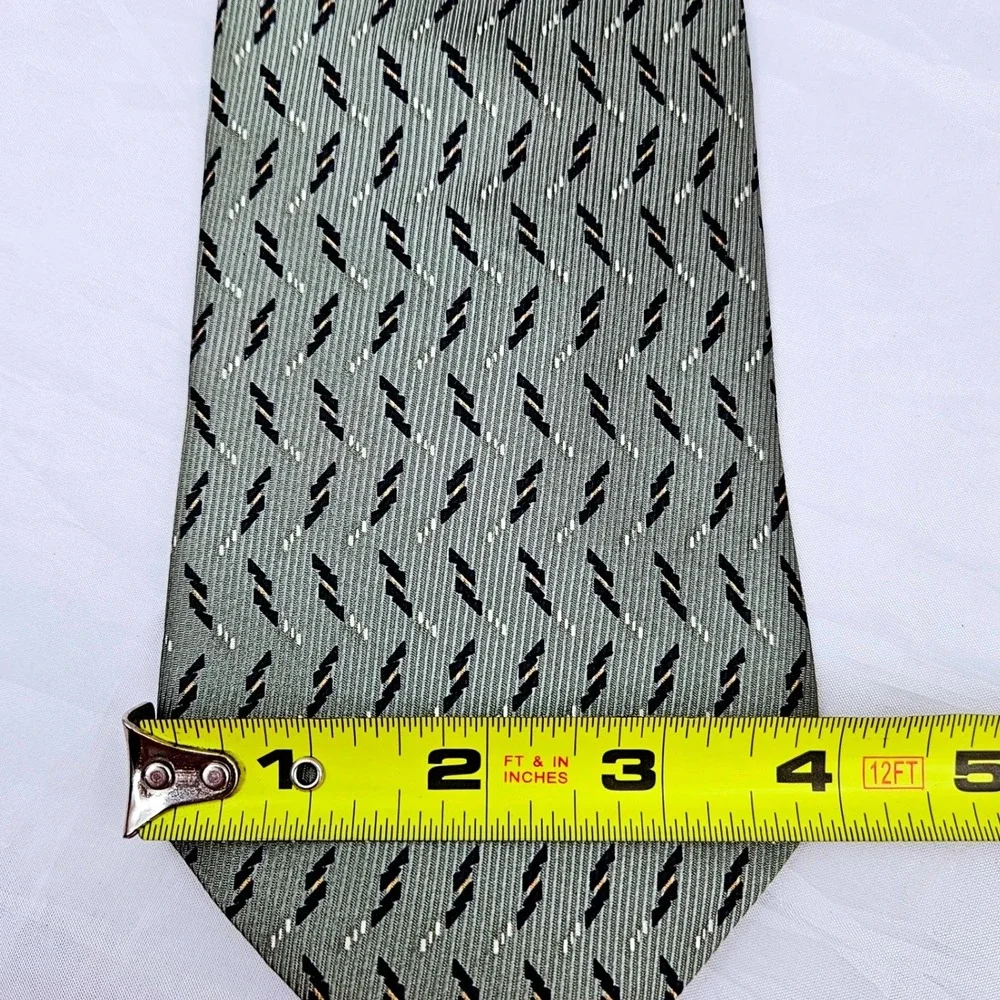 Nautica necktie features